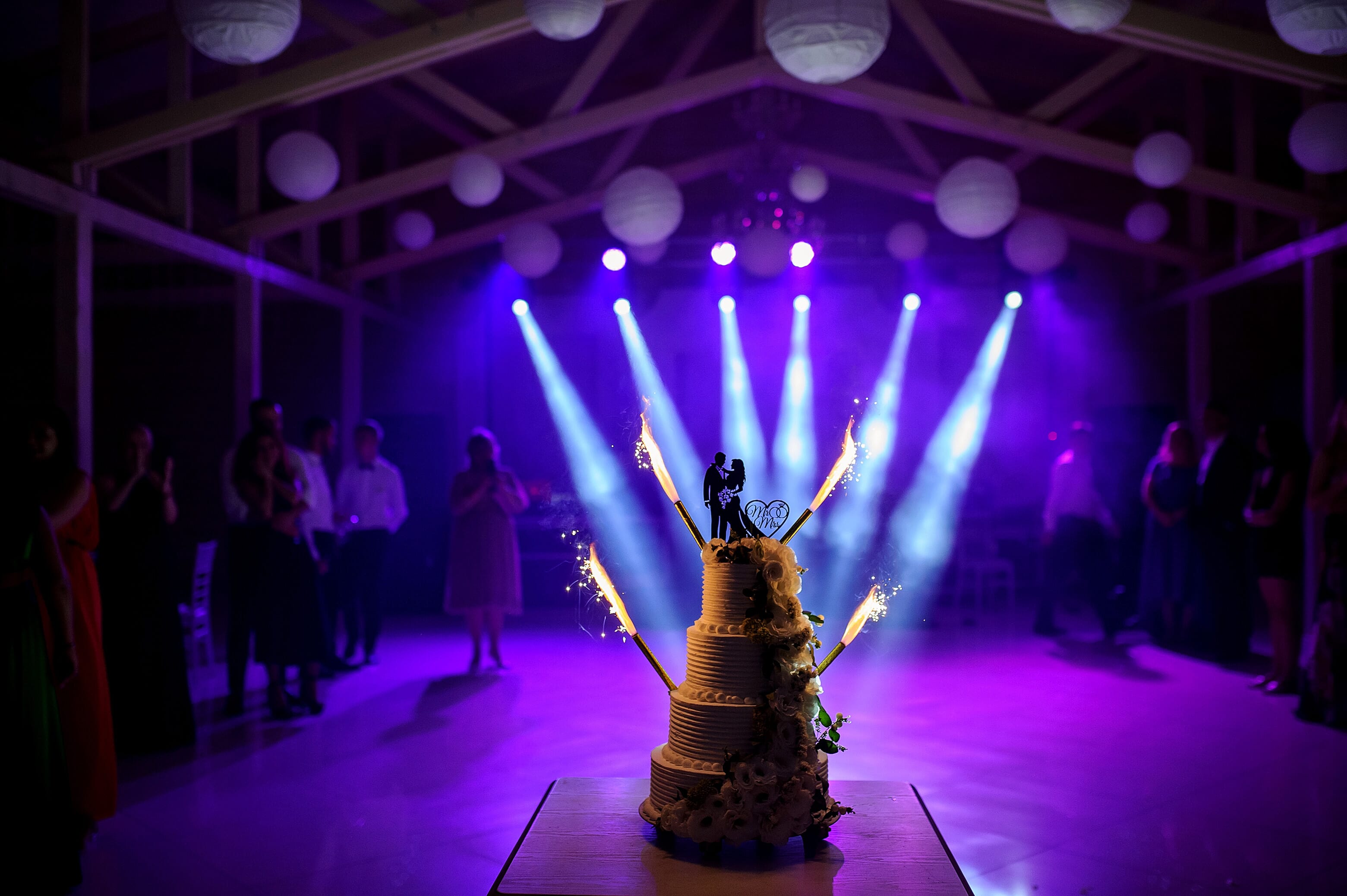 Inszenierte Hochzeitstorte, die passende Musik dazu spielt der DJ auf Deiner Hochzeit